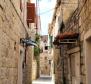 Une maison en pierre rénovée de trois étages dans le cœur historique de la ville de Trogir - pic 4