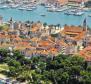 Une maison en pierre rénovée de trois étages dans le cœur historique de la ville de Trogir 