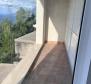 Tökéletes ház 3 apartmannal és csodálatos kilátással a tengerre az Omis riviérán - pic 9