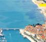 First line to the sea - three apartment guest-house with garden, garage and sea view in Trogir 