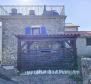 À prix réduit ! Maison en pierre adaptée avec toit-terrasse sur l'île de Krk, à vendre ! 