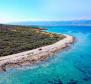 Terrain constructible pieds dans l'eau à des fins touristiques et de restauration sur l'île de Vir - pic 13