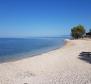 Fantastique terrain dans la région de Zadar en bord de mer avec projet pour trois bâtiments ! 