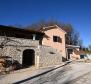 Maison en pierre avec taverne dans la nature à Pazin 