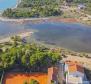 Grundstück in 1. Linie mit Tennisplatz in der Gegend von Sibenik, zu verkaufen - foto 3