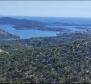 Plusieurs terrains à vendre dans la région de Rogoznica, avec vue lointaine sur la mer 