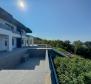 Villa neuve moderne avec piscine à débordement, garage, jardin, vue panoramique sur la mer à Kostrena, à vendre - pic 3