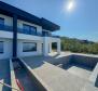 Villa neuve moderne avec piscine à débordement, garage, jardin, vue panoramique sur la mer à Kostrena, à vendre - pic 24