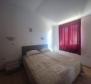 Dom z dwoma apartamentami w Njivice z pięknym widokiem na morze - pic 14