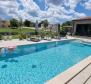 Une impressionnante villa neuve avec piscine dans un excellent emplacement dans la région de Labin - pic 11