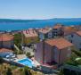 Belle villa avec 3 appartements et une piscine à Crikvenica 