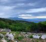 Városi telek Rabacban, Labinban, 800 m-re a tengertől, eladó 