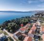 Appartement à Kastela en 1ère ligne de mer à travers la verdure, à vendre 