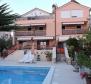 Mini-hotel in Peroj just 600 meters from the sea, 20 bedrooms in total 