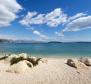 Grande propriété d'investissement en première ligne de mer à Kastel Stafilic avec accès direct à la plage de galets 