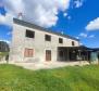 Estate of 9300 sq.m. with two houses for renovation in Svetvinčenat 