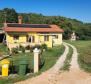 Haus im Raum Labin mit Sonnenkollektoren, 9300 qm. Land- und Meerblick 