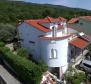 Magnifique maison en 1ère ligne dans la région de Novi Vinodolski avec possibilité d'amarrage ! 